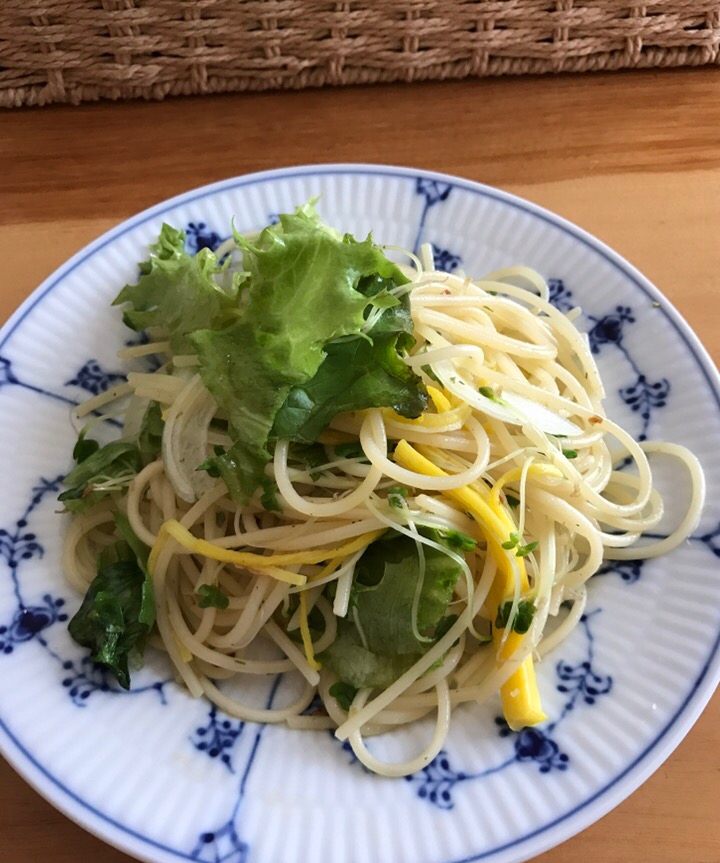 レモン風味カニカマのサラダパスタ