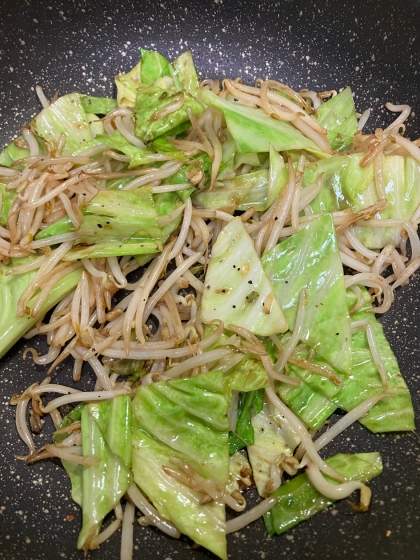キャベツともやしのごま油炒め