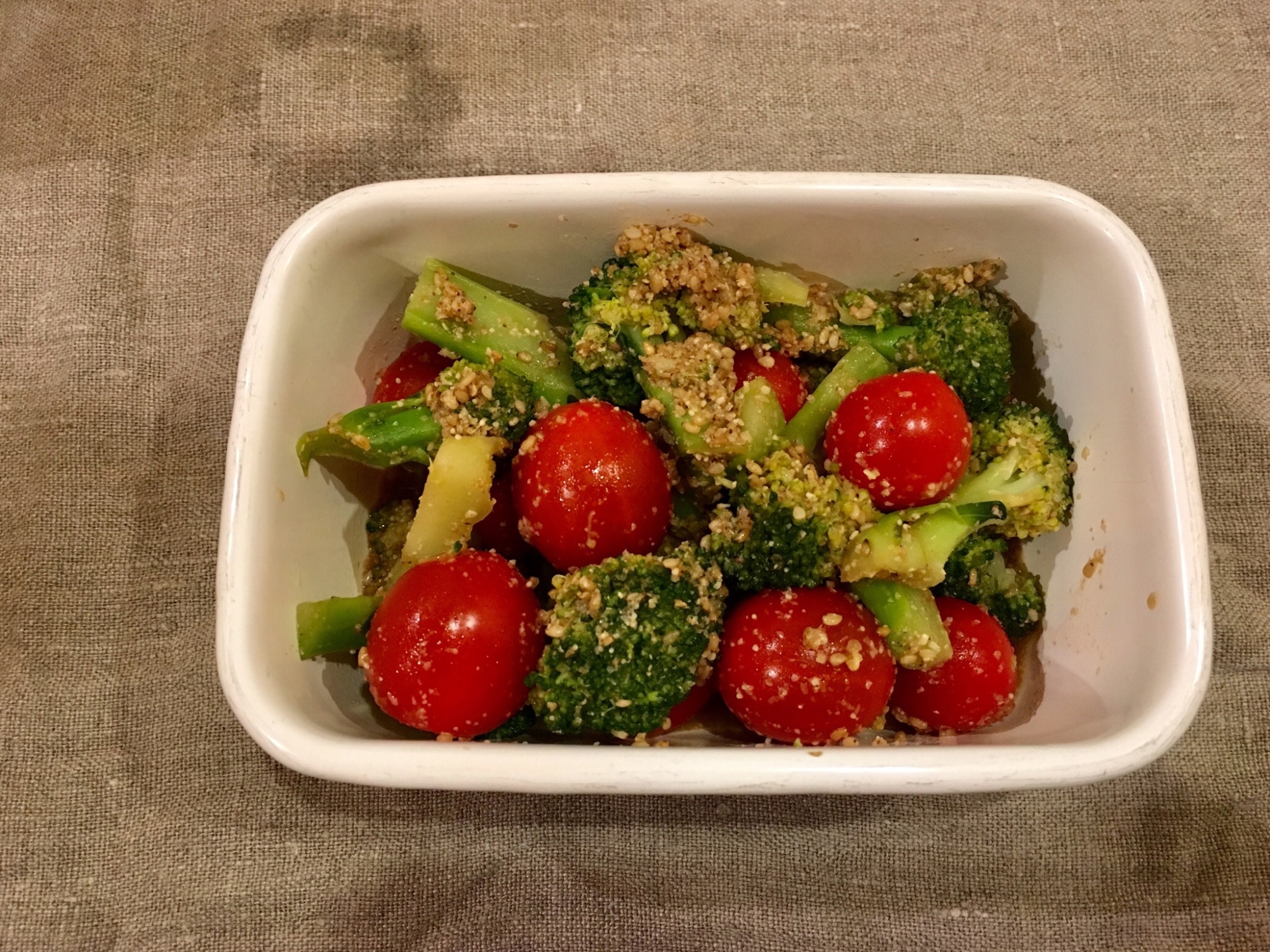 白い器に入った、ブロッコリーのミニトマトのごま和え