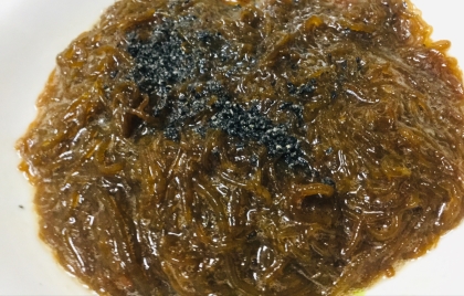 材料に生姜があったので、ヒラメキでごま油と黒ゴマも投入。。中華ぽくなりましたがおいしいですヽ(´▽`)ﾉお酢で多少保存も効くし助かりました。