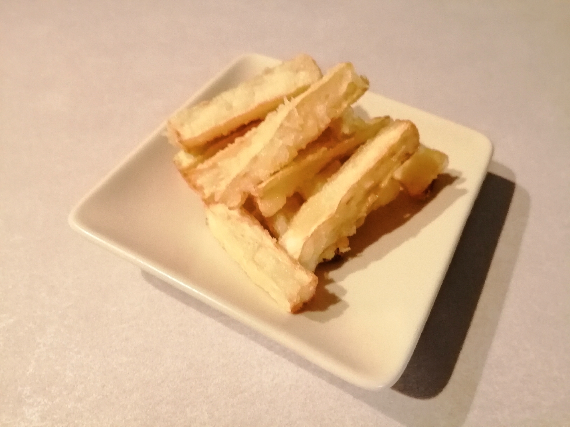 白い器に盛り付けたマコモダケの天ぷら