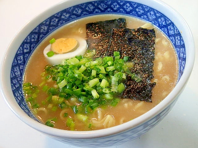 ゆで卵と海苔と葱の豚骨ラーメン