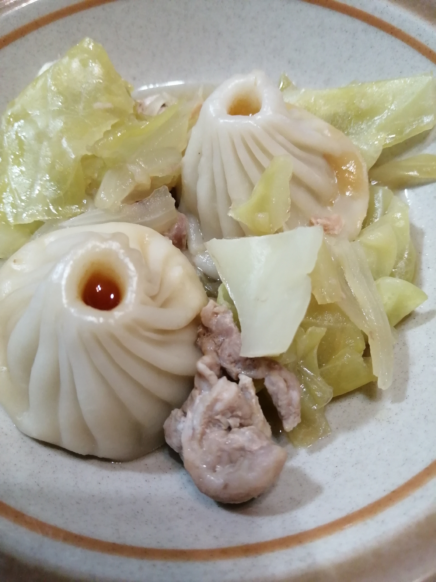 キャベツと小籠包の煮物