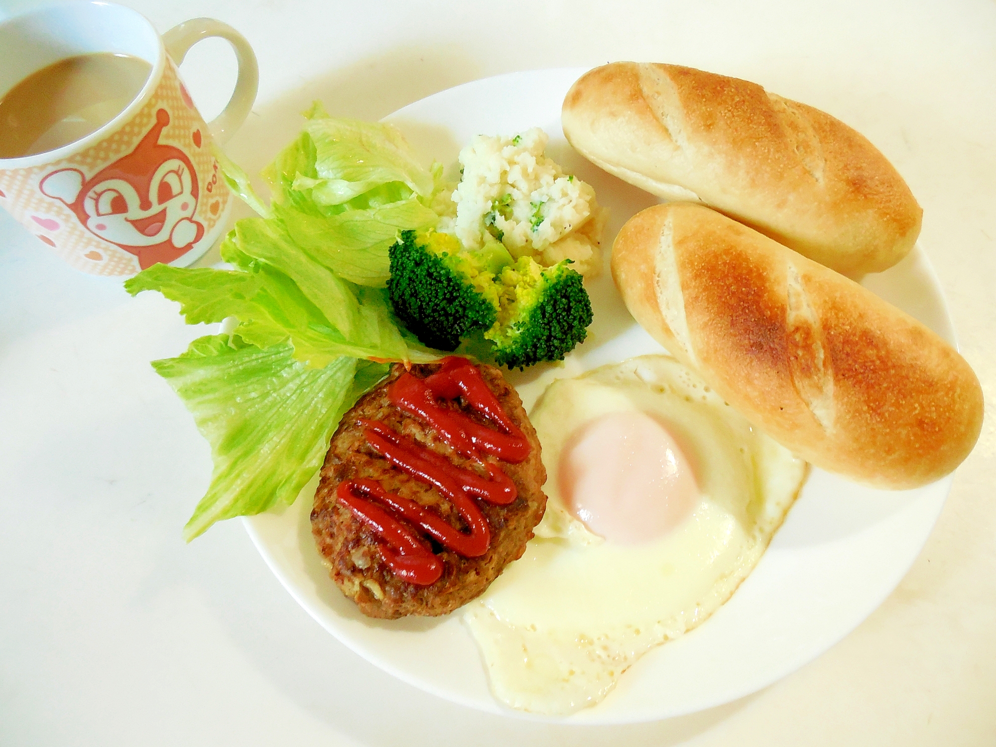 目玉焼きとハンバーグのワンプレート