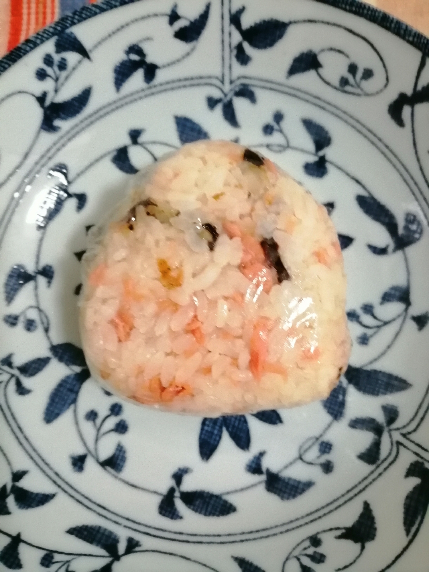 焼鮭ほぐしフレークと塩昆布と鰹節のごま油おにぎり