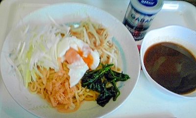 野菜もたっぷり、熱々のつけ麺で元気いっぱい♪