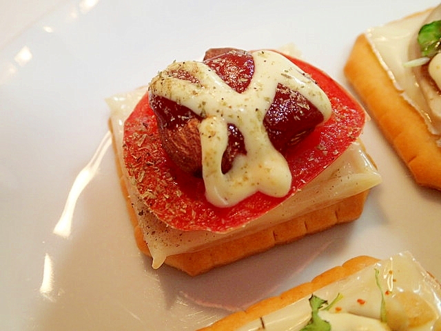 チーズとトマトとアーモンドの焼きクラッカー