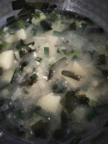 生姜風味☆じゃがいもと玉ねぎとわかめの味噌汁