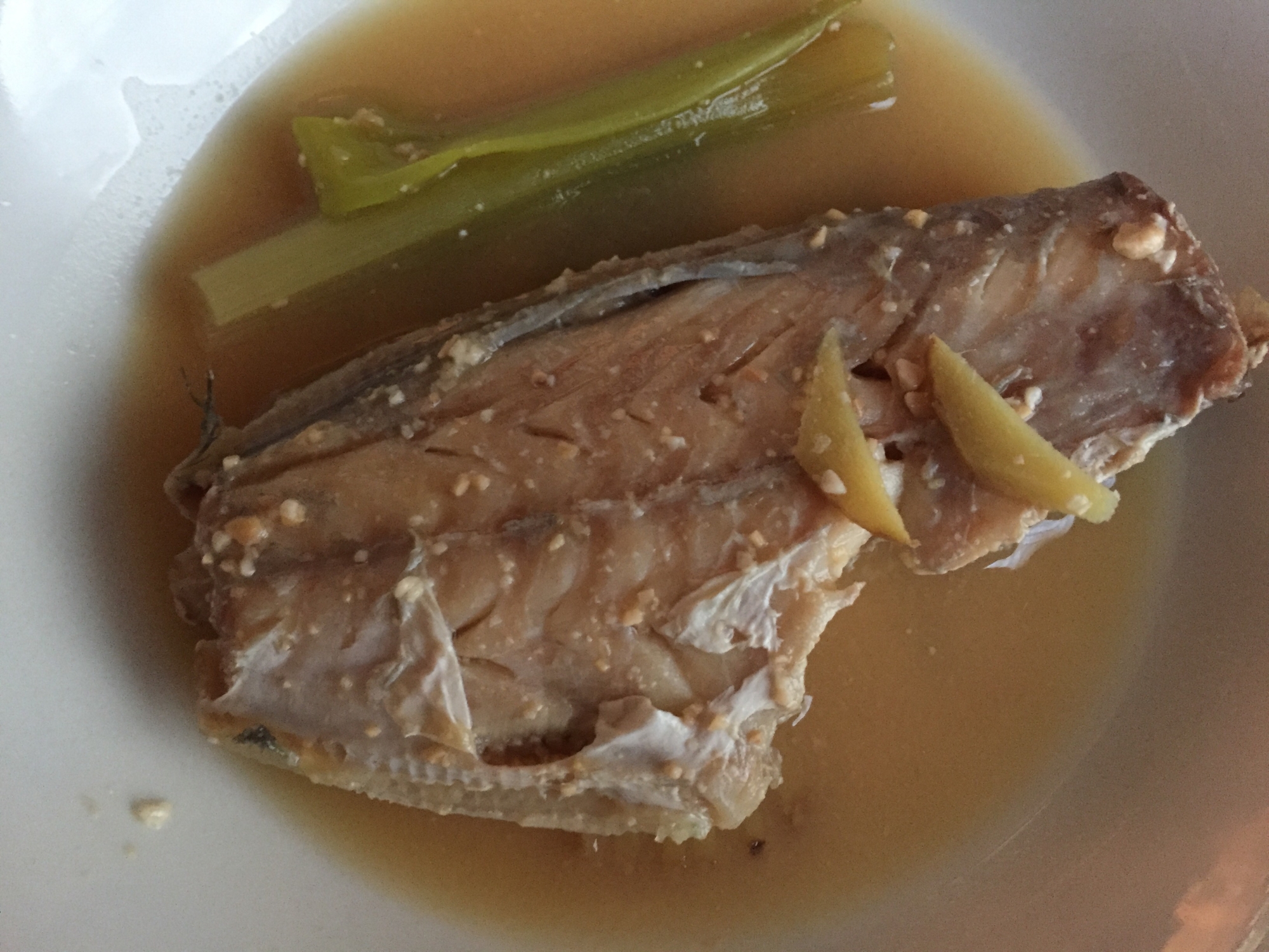 白い丸皿に盛り付けたカワハギのしょうが味噌煮