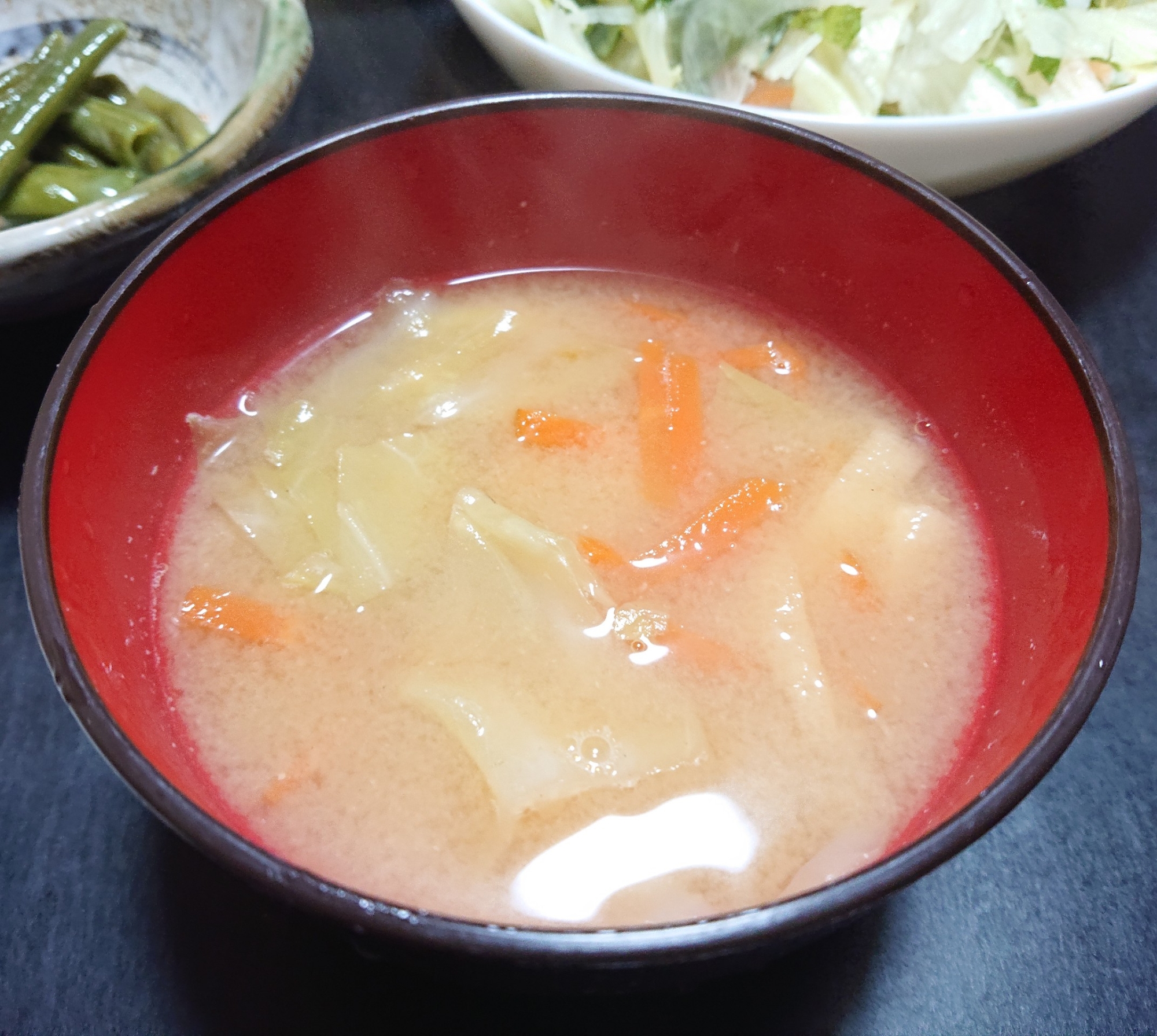 春キャベツとニンジンの食べるお味噌汁
