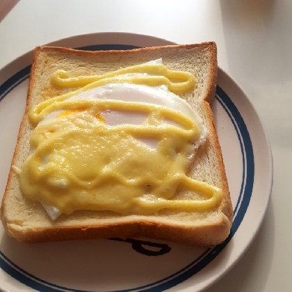 辛子バターがポイント☆目玉焼きチーズトースト