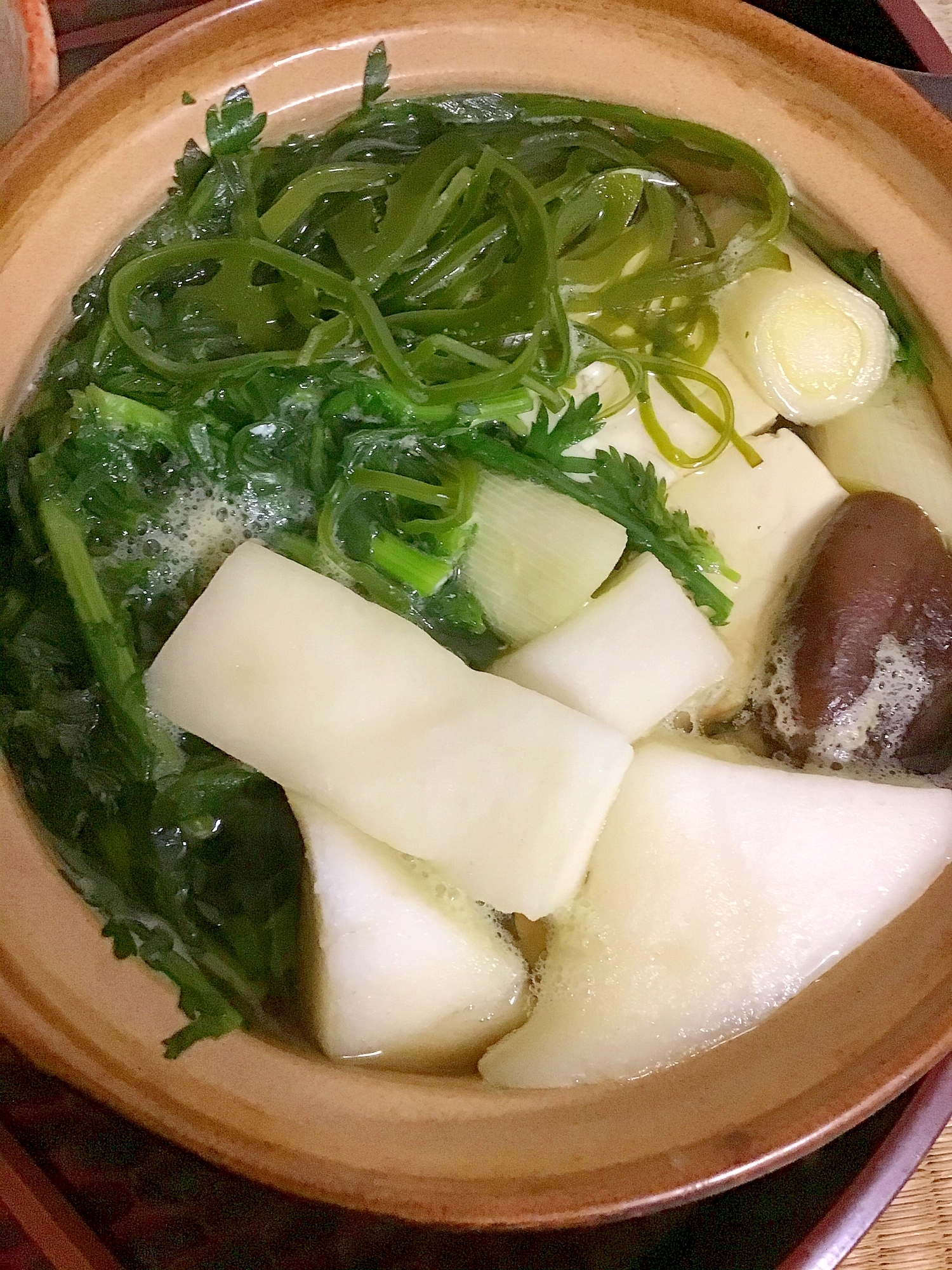 切り昆布とはんぺんの湯豆腐鍋。