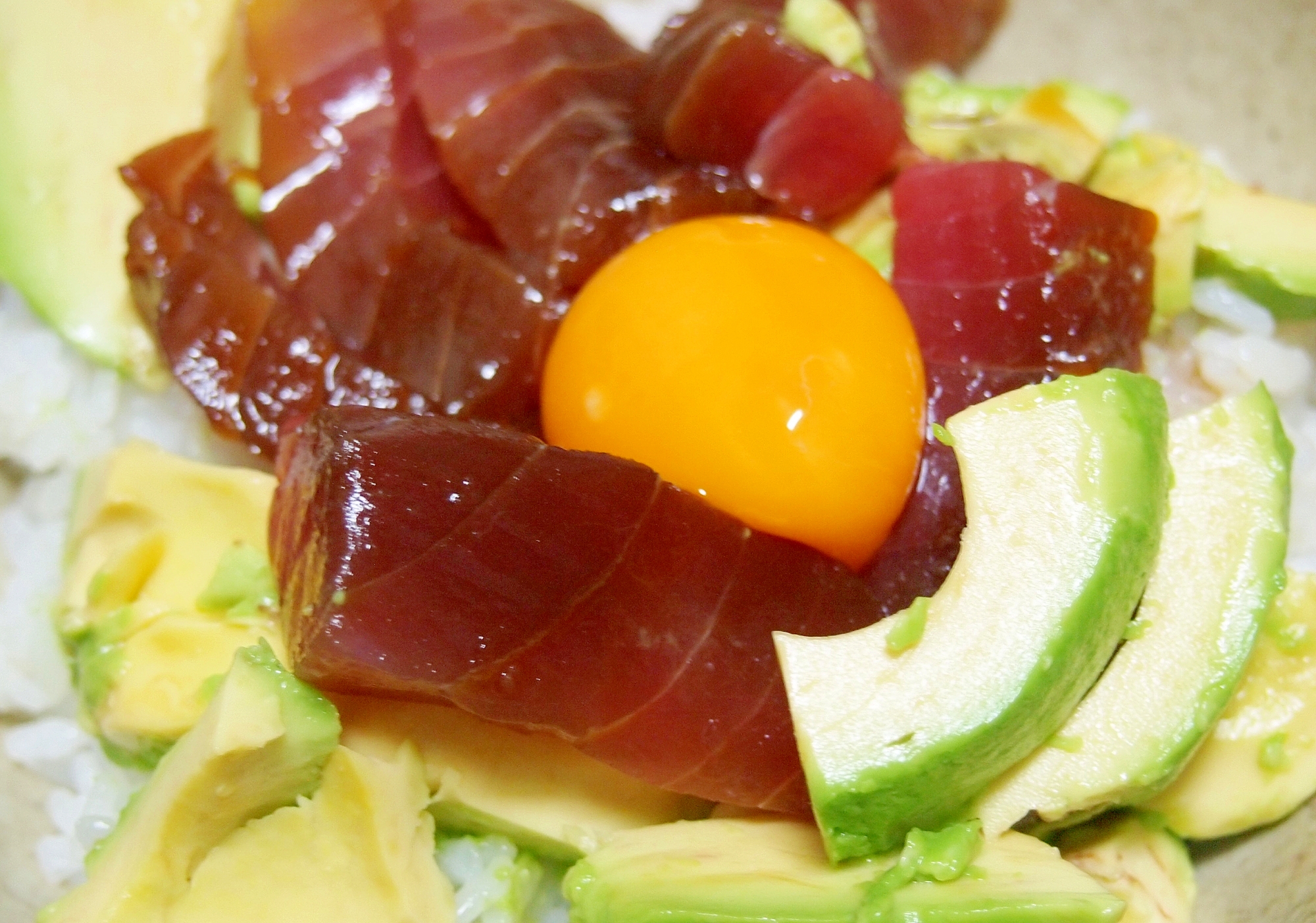 漬けまぐろのアボカド月見丼