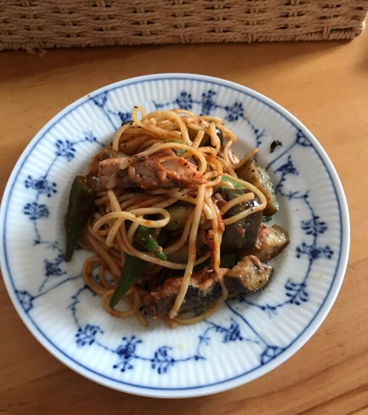 オイルサーディンとナス、オクラのケチャップ焼きそば