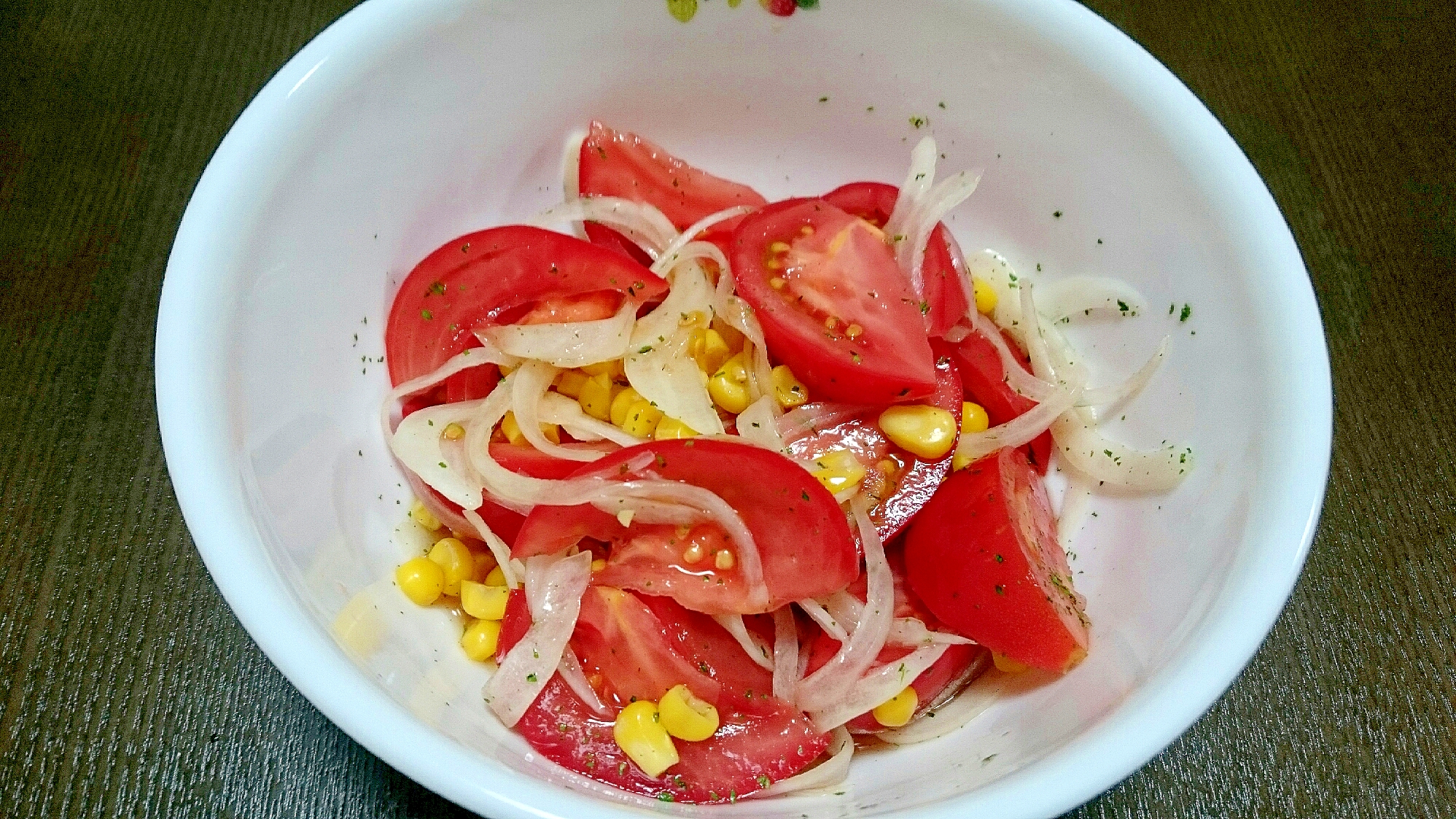甘酸っぱい〜☆トマトと玉ねぎコーンの黒酢サラダ