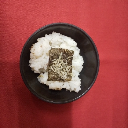 海苔をのせた じゃこしらす丼