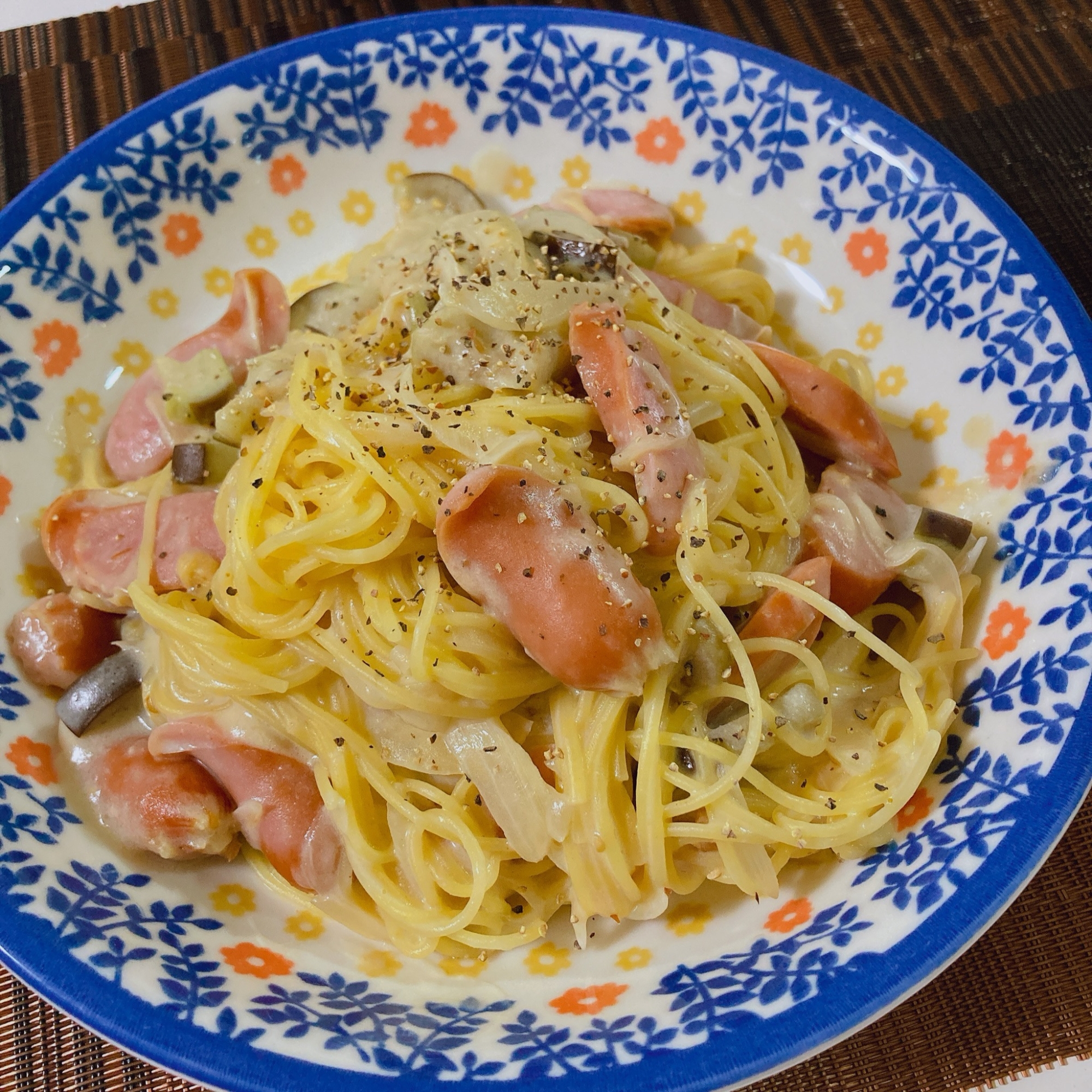 青い柄の皿に盛られた、なすの豆乳クリームパスタ
