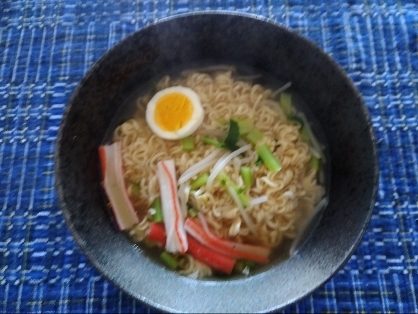 ワンタンメン ゆで卵&炒めた青梗菜カニカマのせて