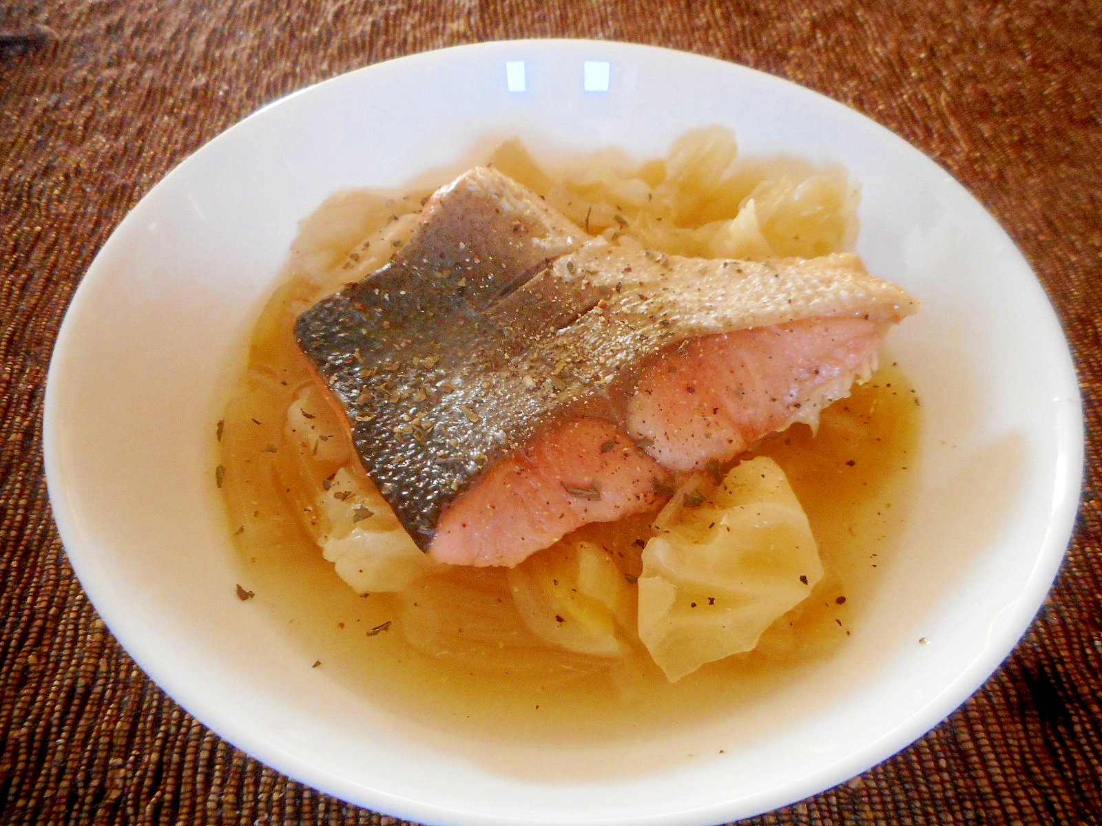 鮭とキャベツのバジルオリーブ蒸し煮