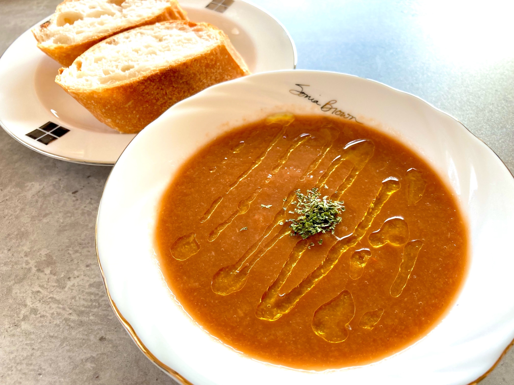 白いスープ皿に盛られた、赤エビ殻のビスク