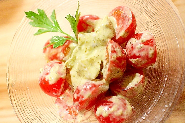 ミニトマトと卵の白身のジェノバ風サラダ