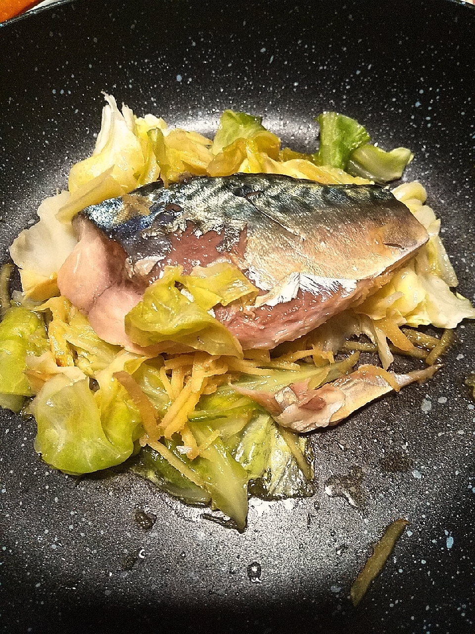 鯖の味醂醤油漬けと春キャベツのフライパン蒸し焼き