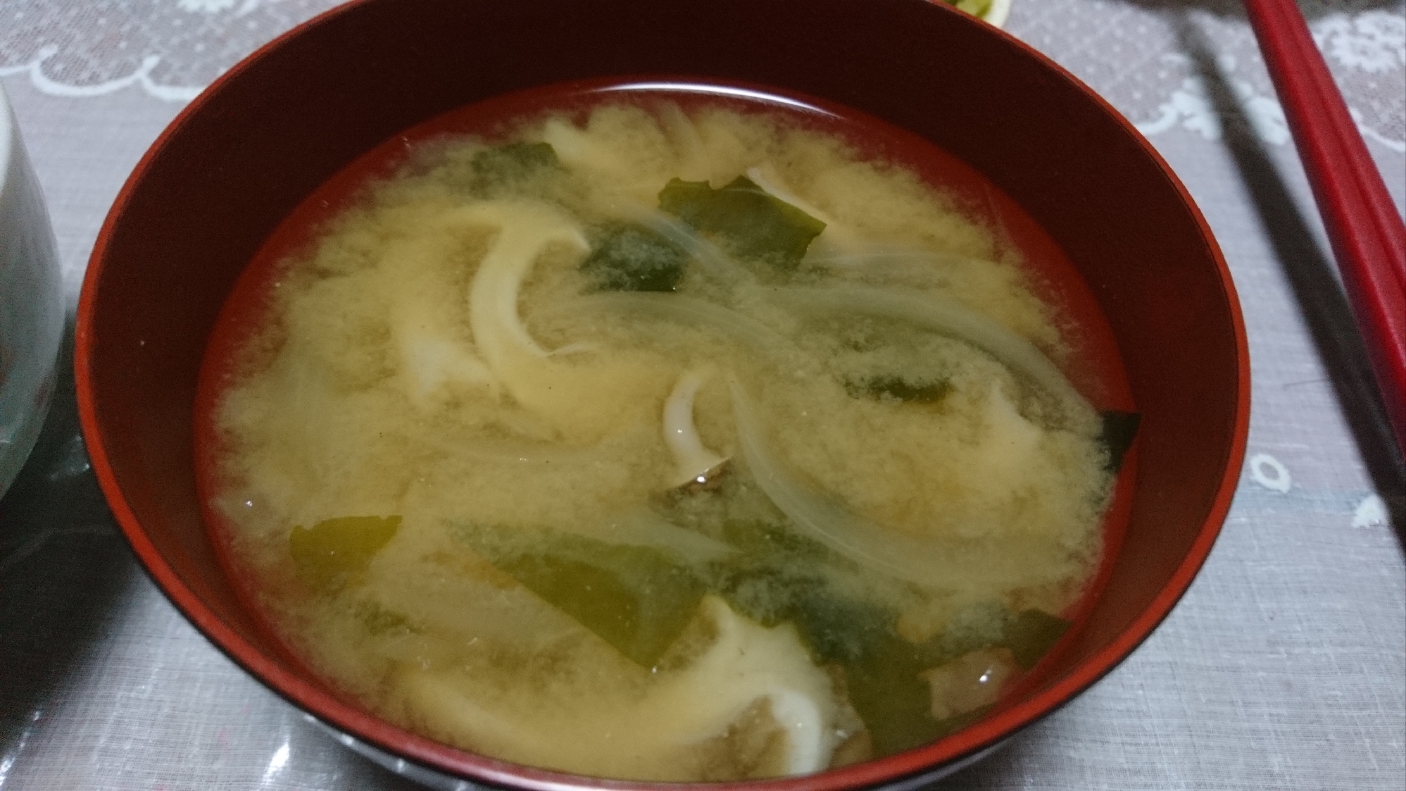 しめじ 玉ねぎ わかめのお味噌汁