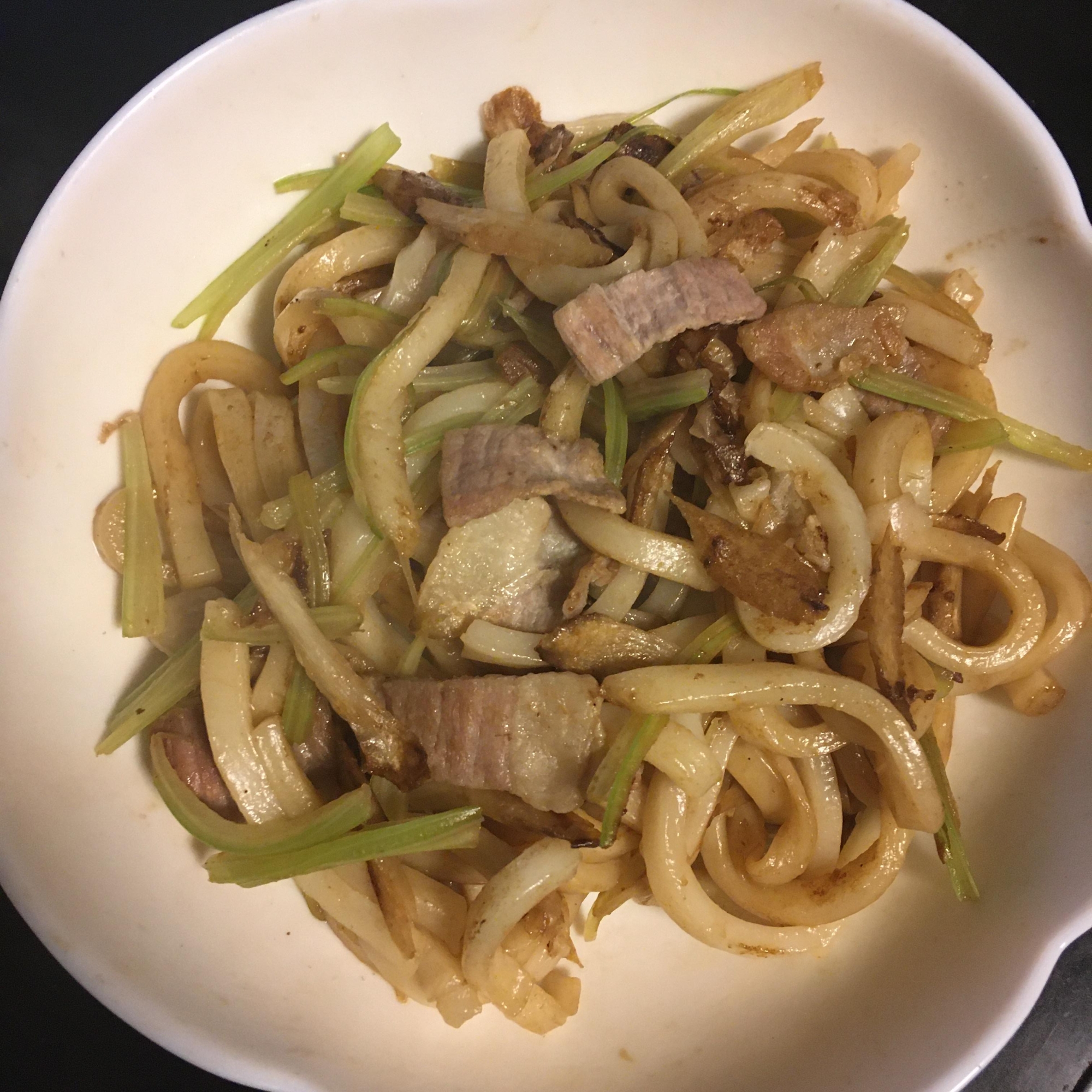 ごぼう、セロリ、豚肉のソース焼きうどん
