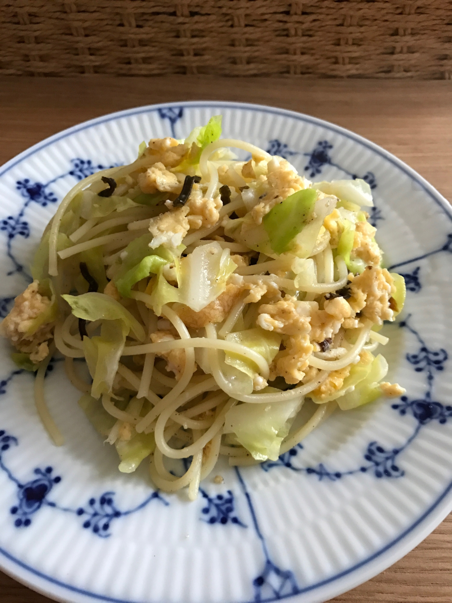 春キャベツと炒り卵、塩昆布のパスタ