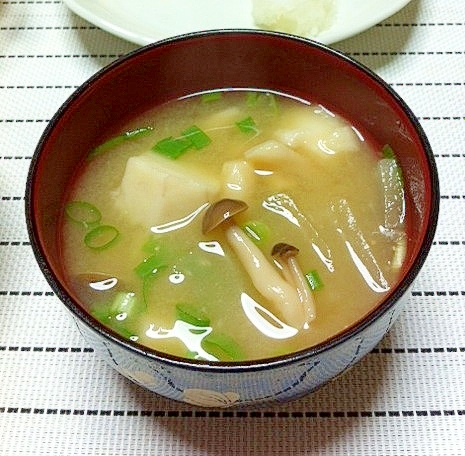 あたたまる♪里芋・大根・キノコの味噌汁☆