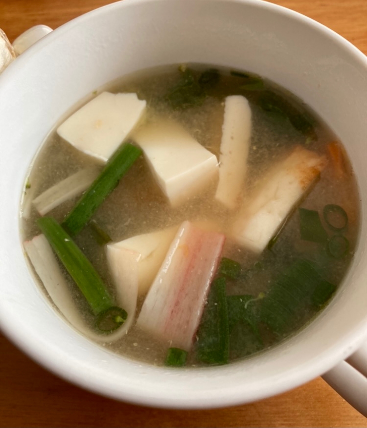 ちくわ、カニカマ、豆腐の味噌汁