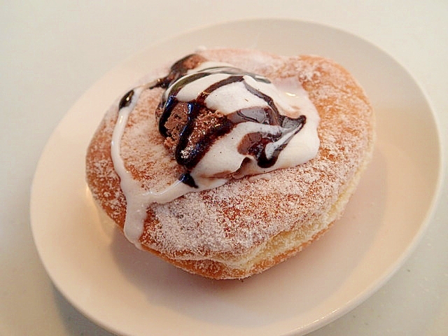 チョコアイスとヨ一グルトのチョコかけリングドーナツ