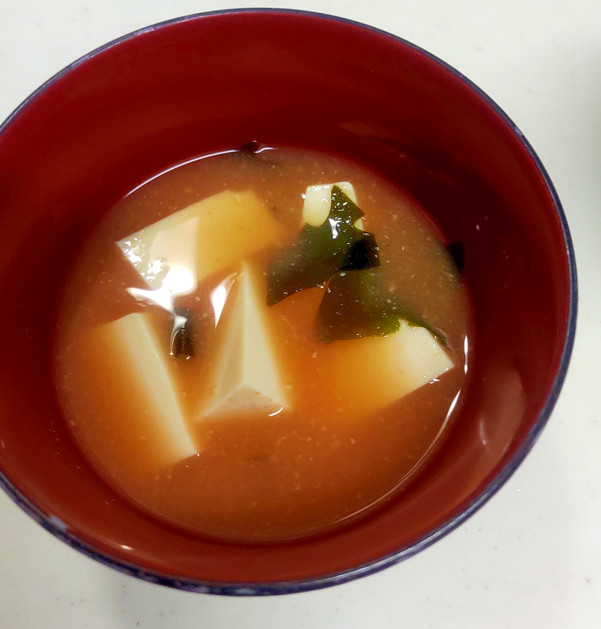 豆腐とわかめのトマトジュース味噌汁