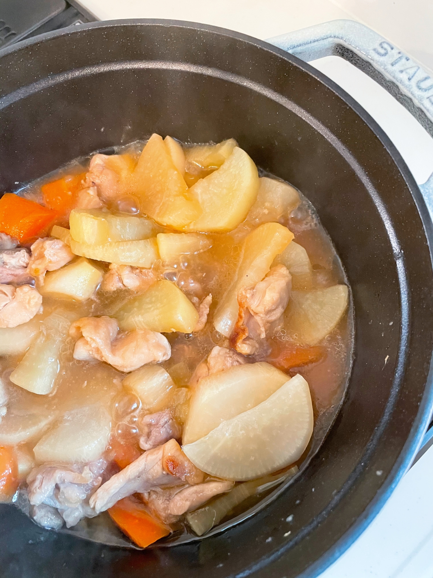 STAUB使用★鶏もも肉と大根のとろとろ煮