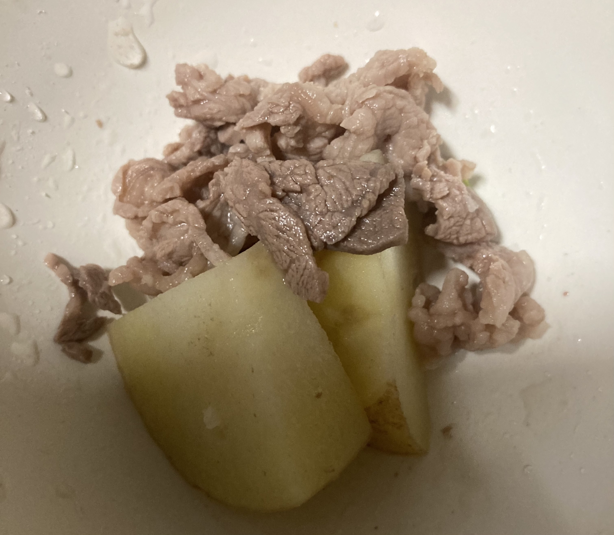 塩で炒めた豚肉とジャガイモ