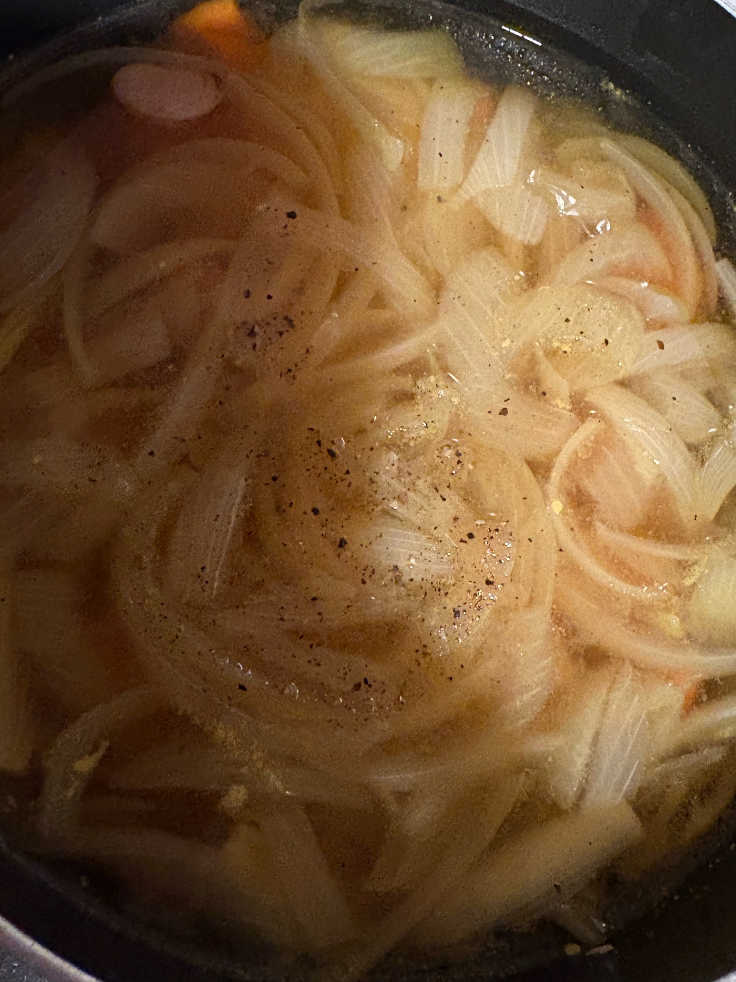 玉ねぎとにんじんとじゃがいもとソーセージスープ