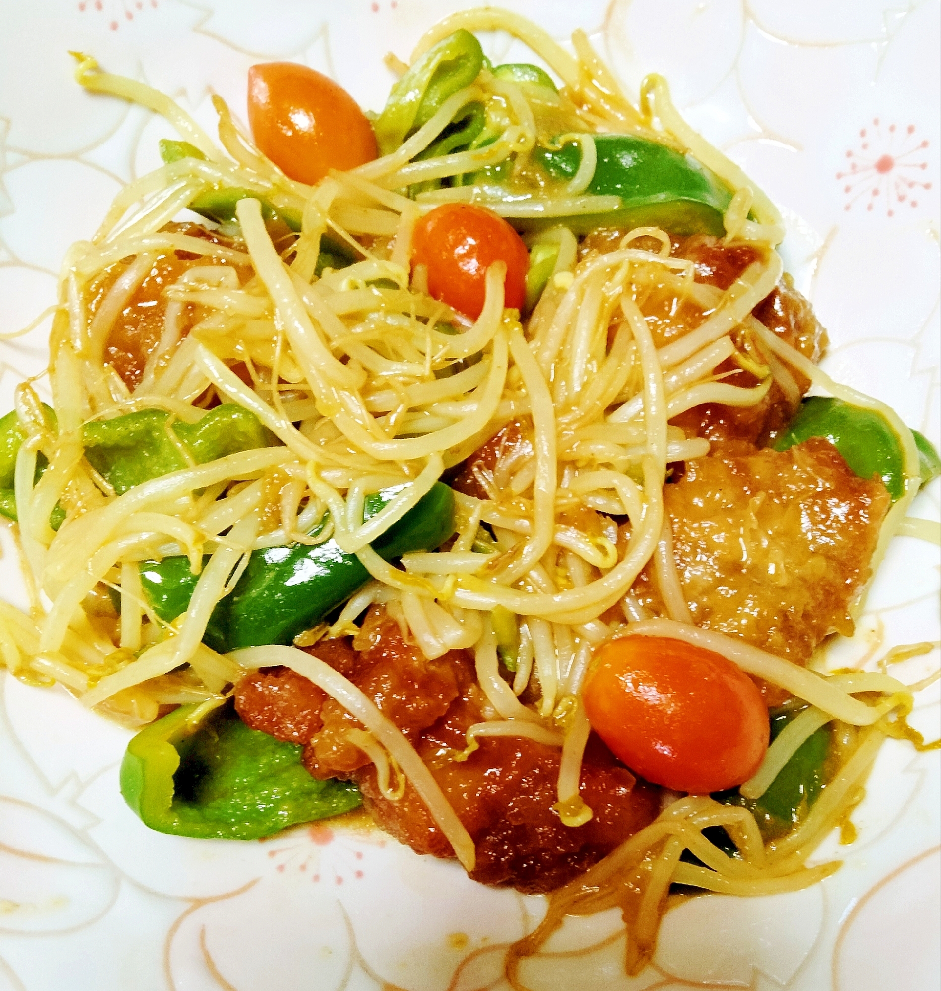 鶏からとモヤシとピーマンとプチトマトの和風カレー煮