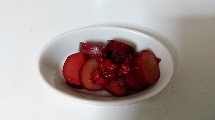 クランベリーあると思ったらラズベリーの冷凍でしたが代用で作りましたが真っ赤なさつま芋！美味しかったです♪レシピありがとうございます❤️