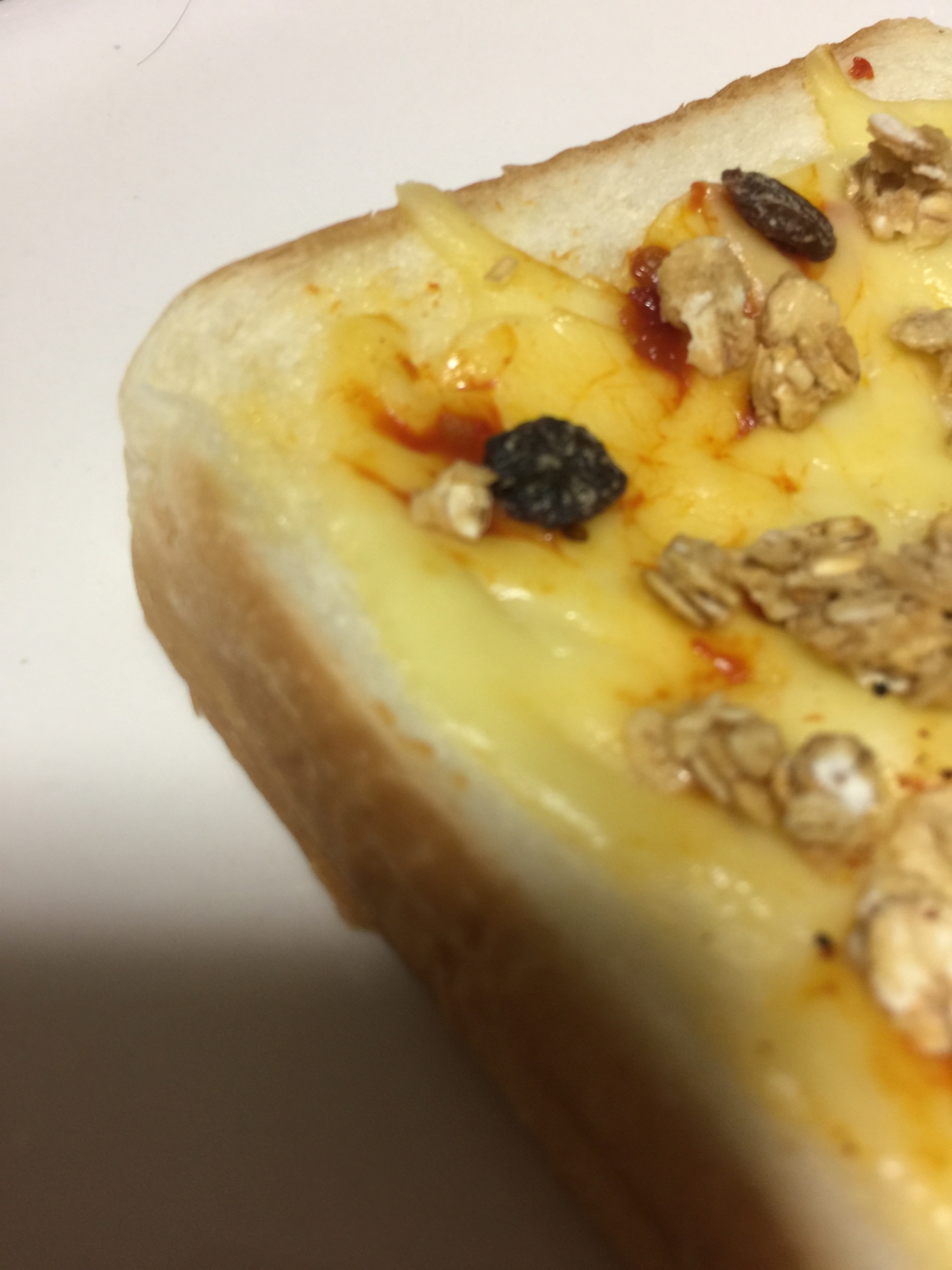 豆板醤とグラノーラの異色のチーズトースト
