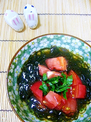 さっぱり!もずく酢にトマトと大葉