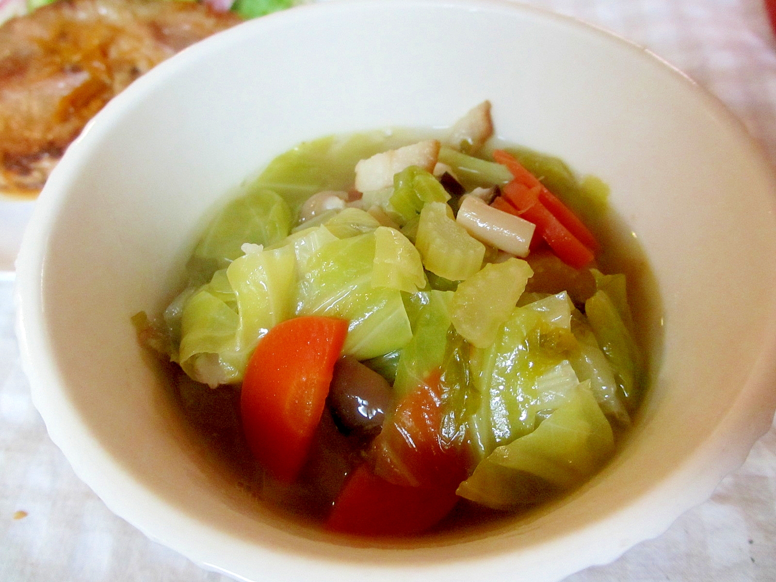 キャベツとベーコン、和風の野菜スープ