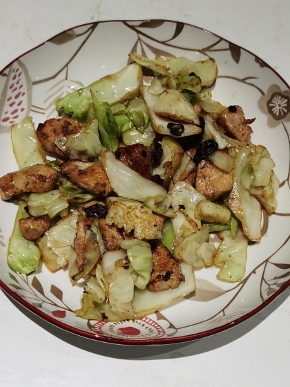 ご飯がすすむ☆鶏肉とキャベツのガリバタ炒め