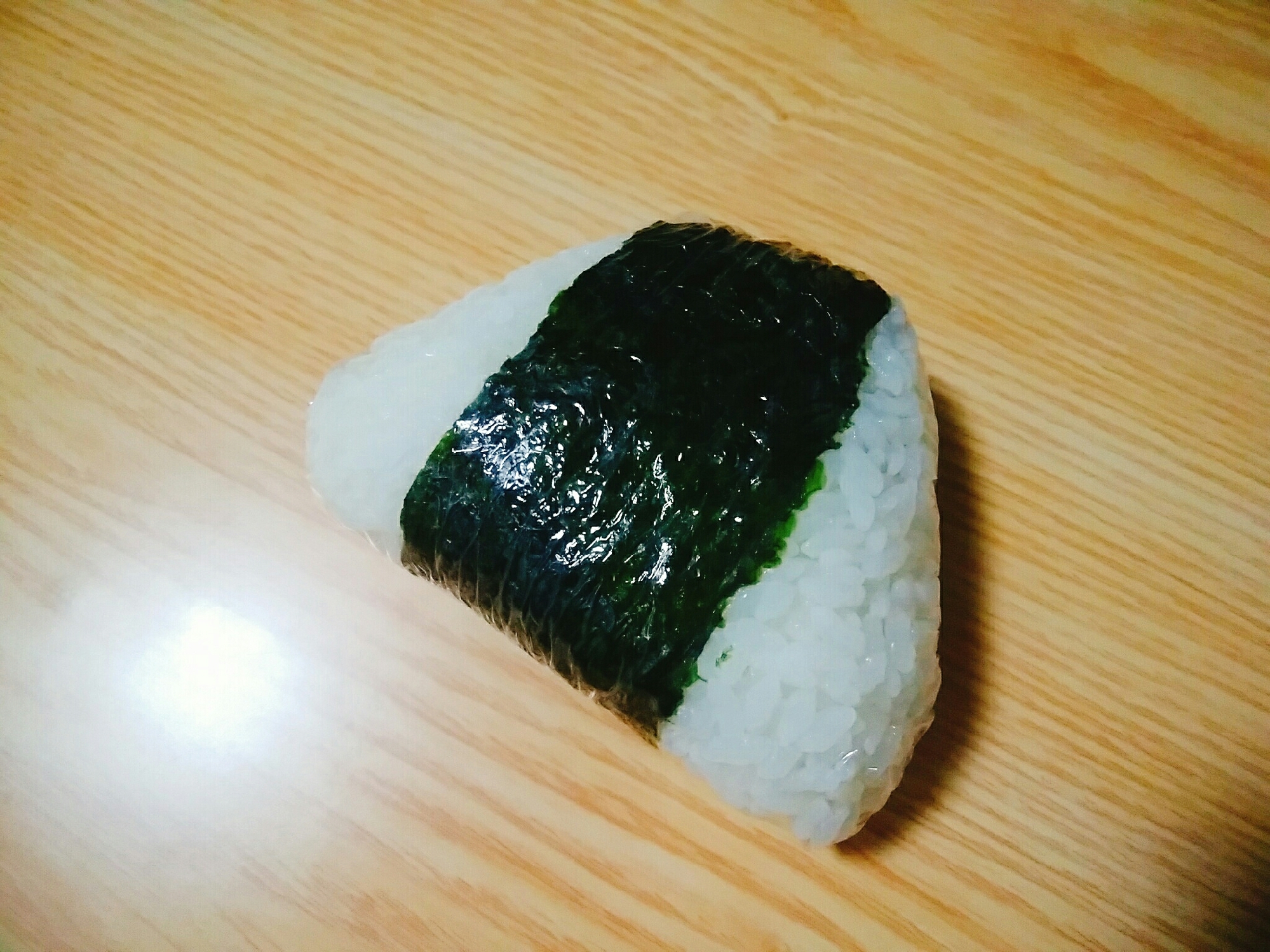 後から海苔を巻く手間無し！簡単おにぎり～ごま昆布