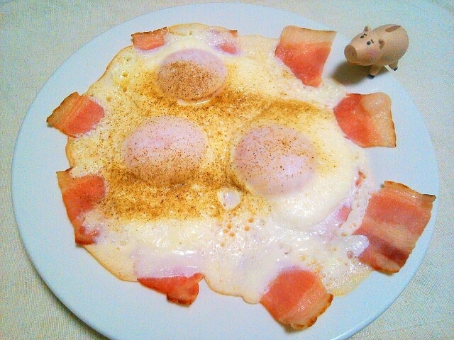 油いらず！！黄身がもっちり固焼きベーコンエッグ♡ レシピ・作り方 by