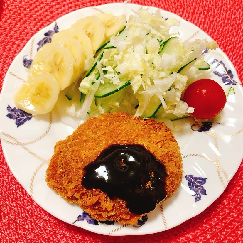 メンチカツと好きな野菜でサラダ
