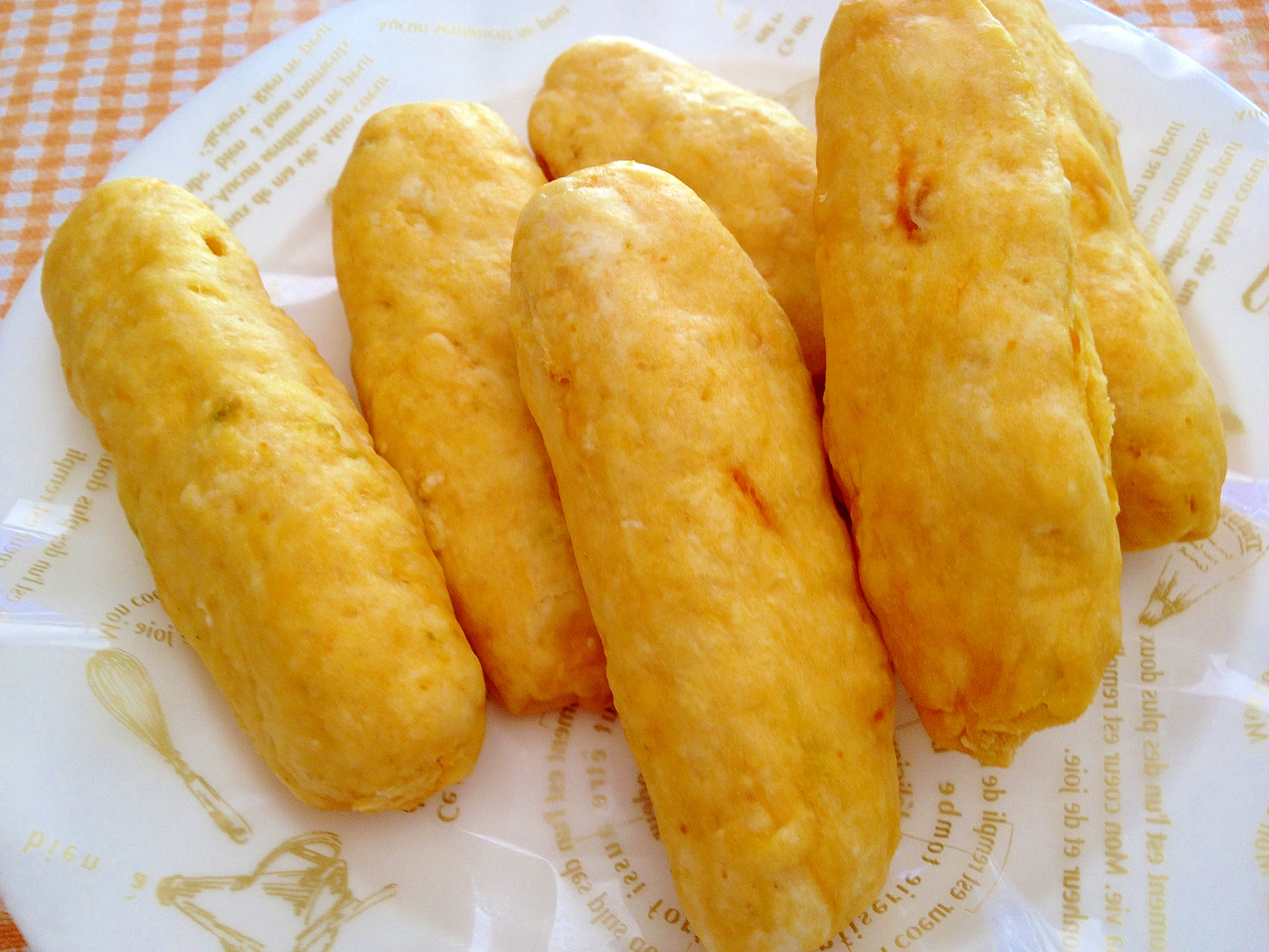 白い皿に盛られたかぼちゃのスティックパン