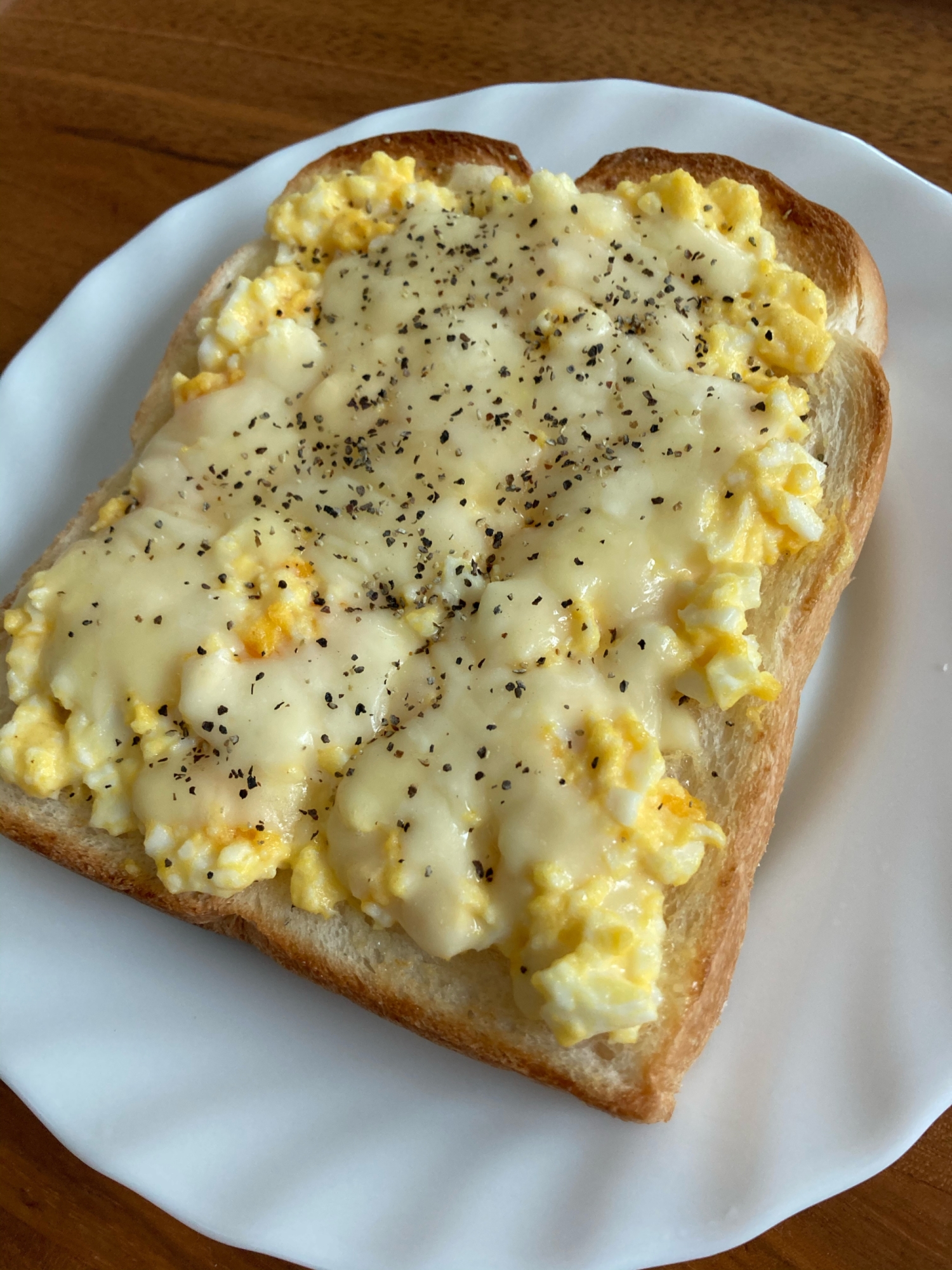 卵とチーズのオープントースト