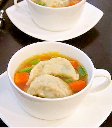 スープカップに入ったコンソメで簡単餃子スープ