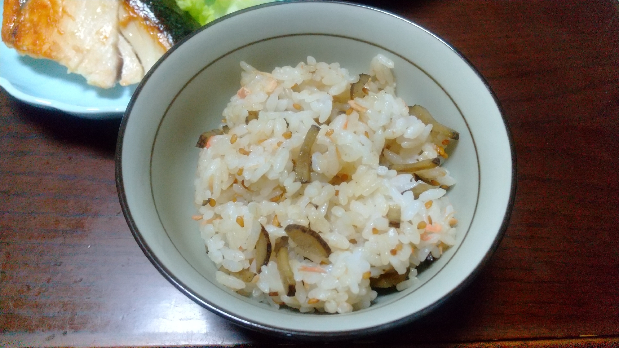 鮭フレークとごぼうのまぜご飯