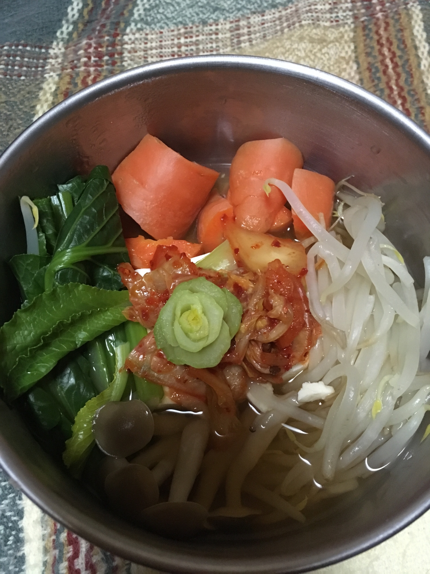 ばら咲いた 野菜を食べる豆腐とキムチのスープ